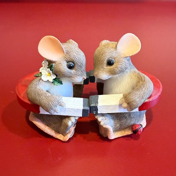 Magnet Figurine "Opposites Attract" Charming Tails (Mouse) [Retired] - Picture 1 of 4
